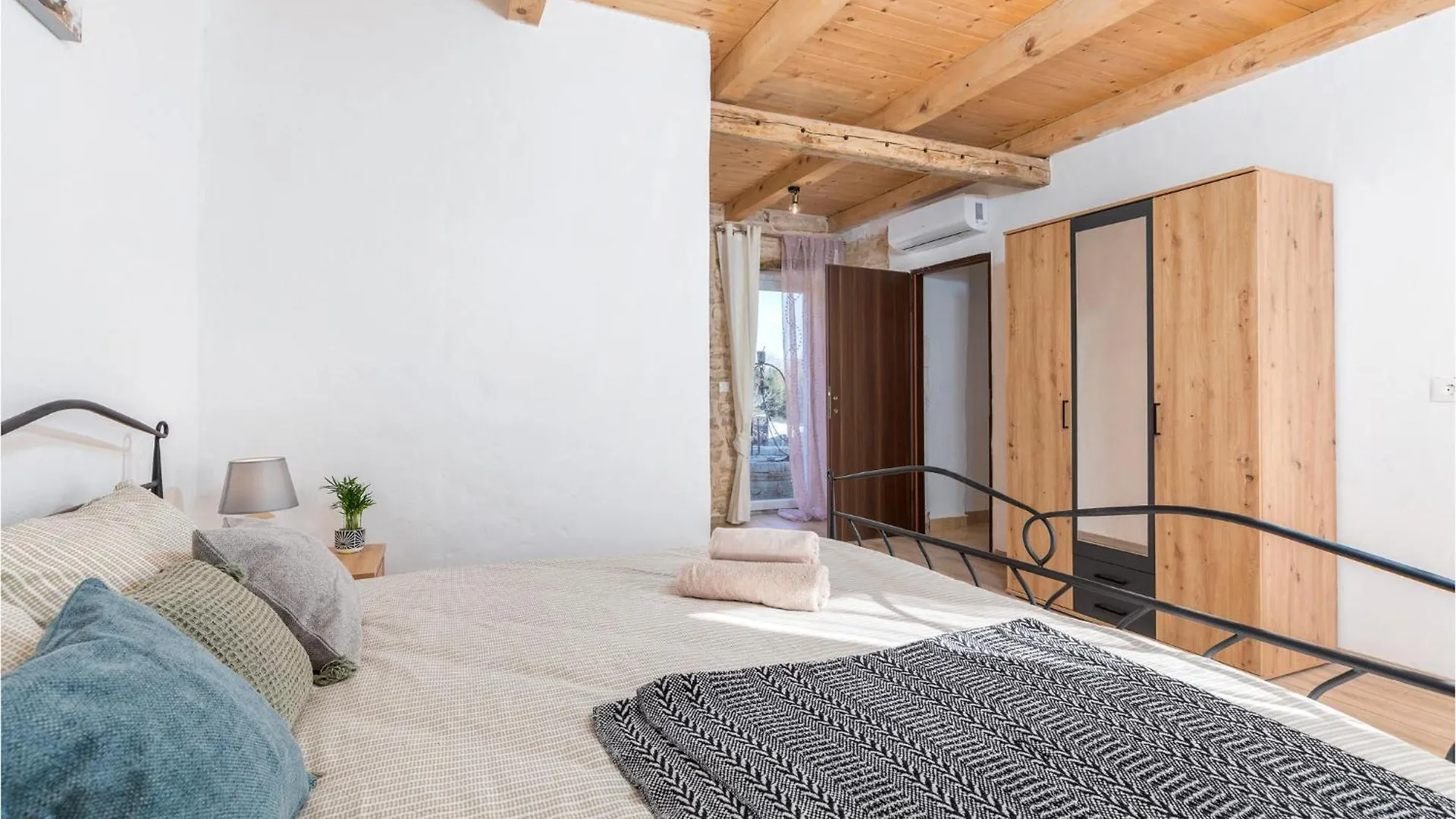 別荘 Amazing Home In Modrusani With Wifi